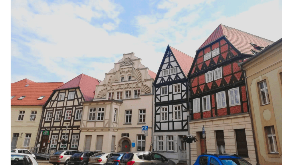 Die historischen Bürgerhäuser am Markt in Perleberg werden fast alle noch bewohnt.