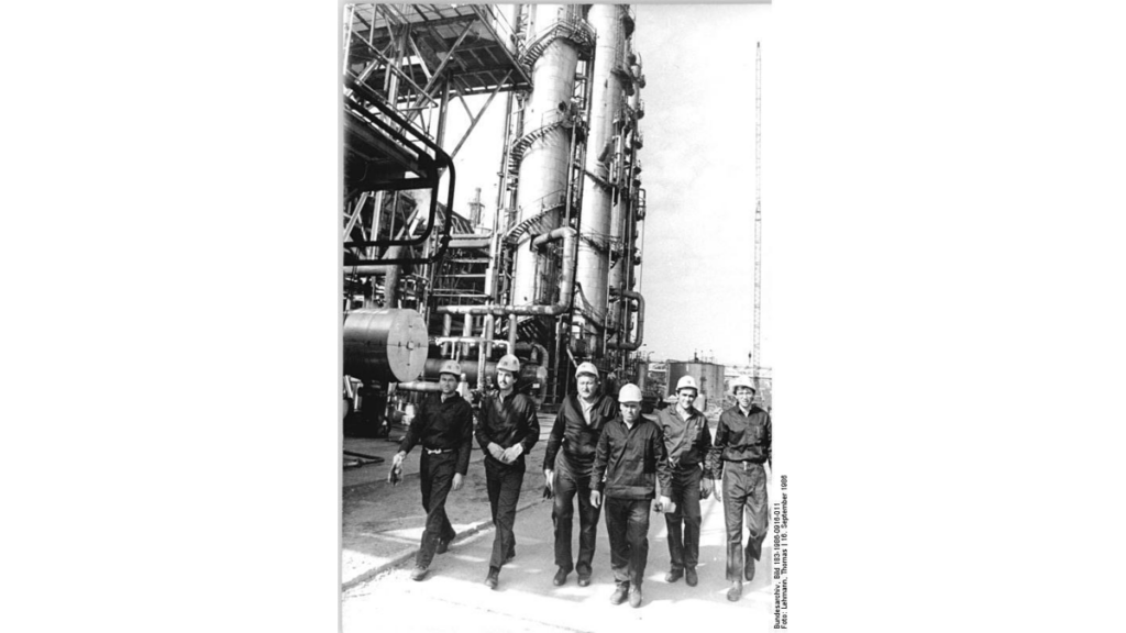 Arbeiter im Volkseigenen Betrieb Agrochemie im Jahr 1986.