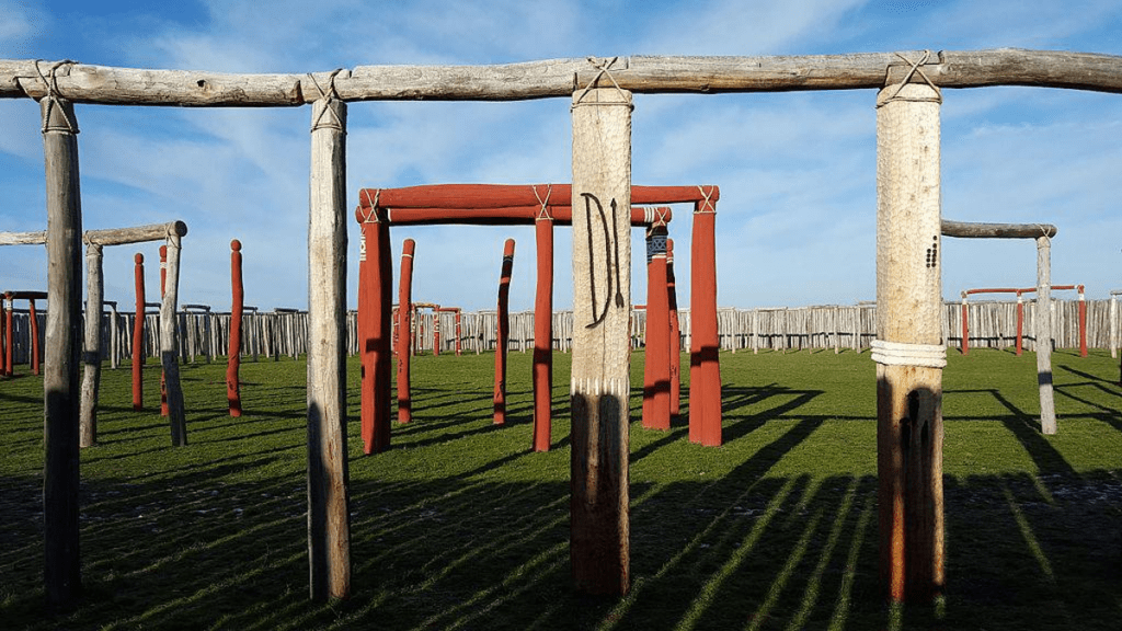 Die Tore des Ringheiligtums, die nach den Sonnenständen ausgerichtet sind, sind farblich markiert.