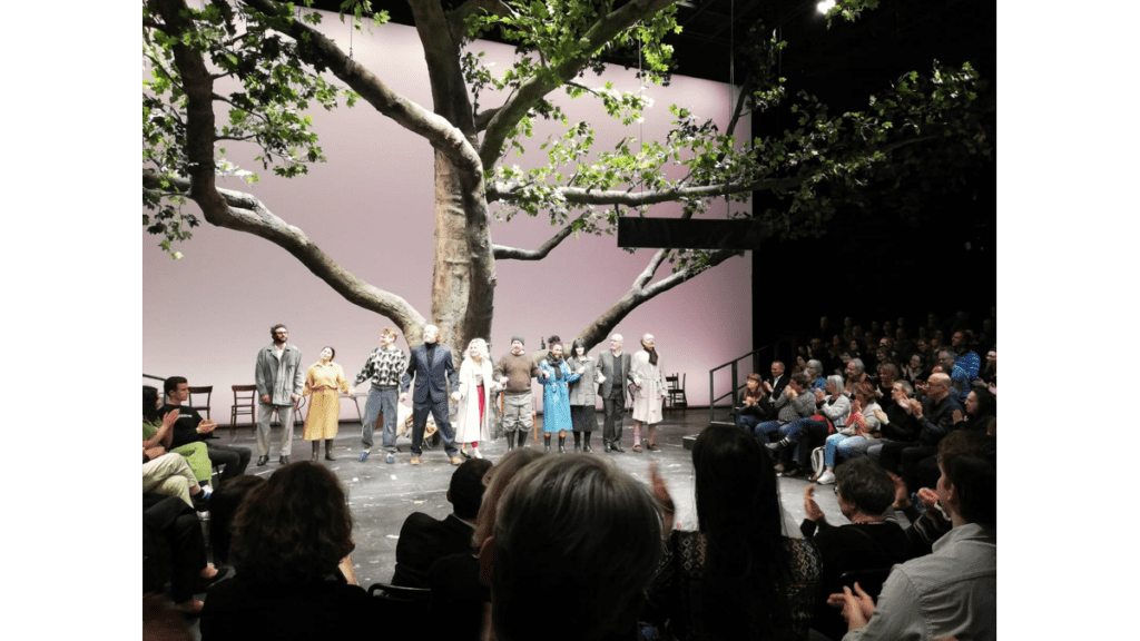 Der Schlussapplaus nach der Vorstellung "Die Möwe" in der Schaubühne am Lehniner Platz unter der Platane