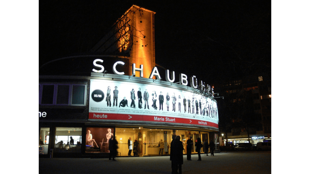 Die Berliner Schaubühne am Lehniner Platz nachts, 2006.