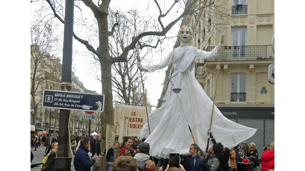 Das Théâtre du Soleil auf einer Demonstration gegen die Rentenreform in Paris.