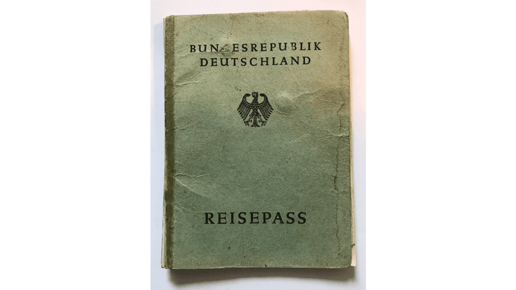 Ein alter und vielgenutzter Reisepass der Bundesrepublik Deutschland.