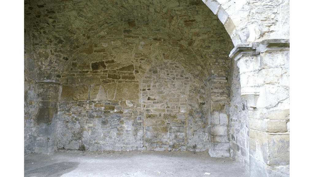 Ein Torbogen in der Ruine Walbeck mit Steinplatten.