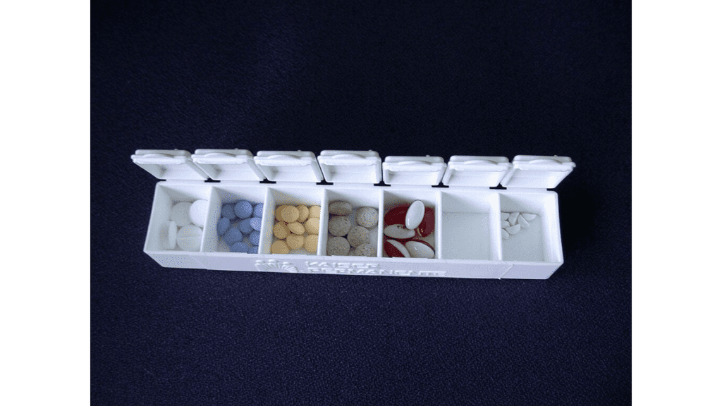 Eine Medikamentenbox mit den notwendigen Medikamenten für sieben Tage.