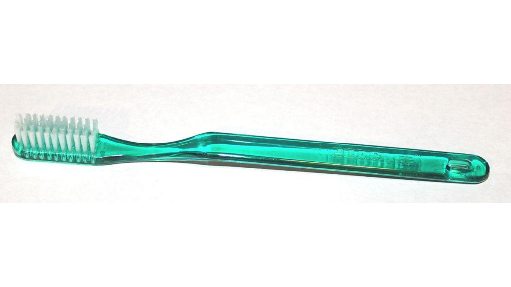 Eine klassische grün-transparente Zahnbürste.