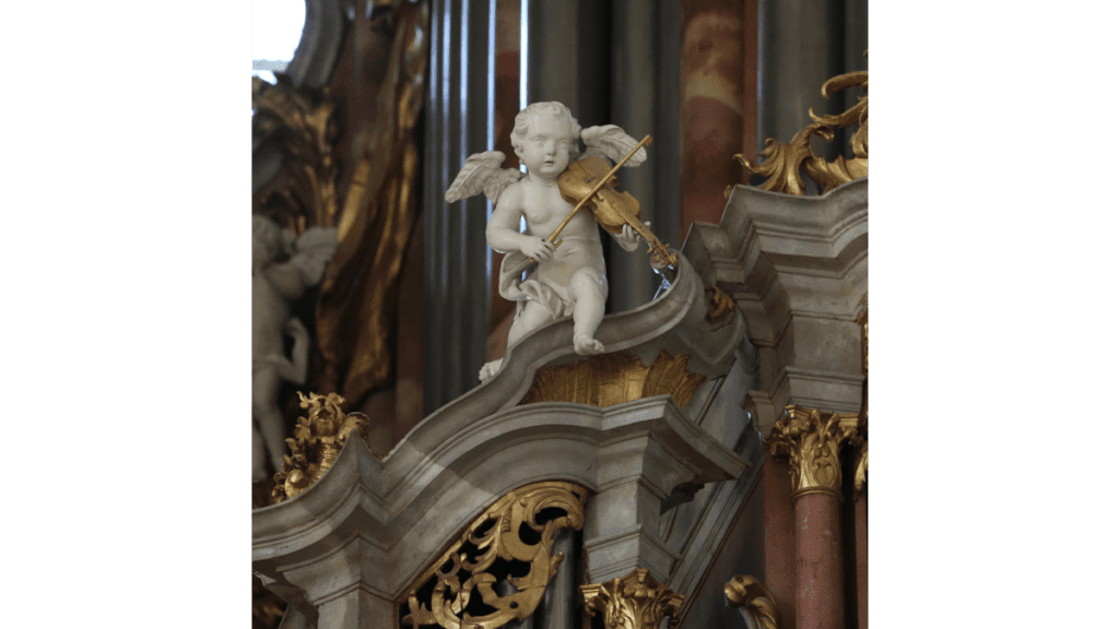Ein Putto auf der Gabler-Orgel in der Basilika St. Martin in Weingarten, eine der berühmtesten in den barocken Orgellandschaften in Oberschwaben.