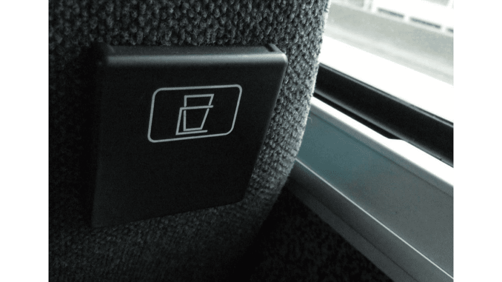 Ein Halter für den Kaffeebecher in einem Reisebus.