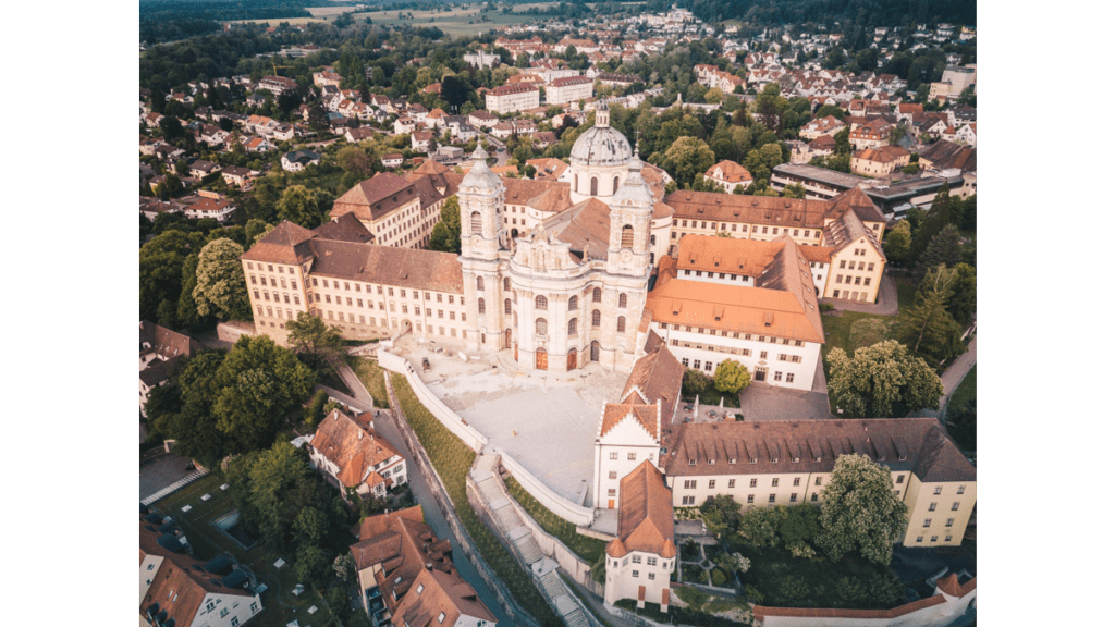 Die Basilika St. Martin in Weingarten von oben