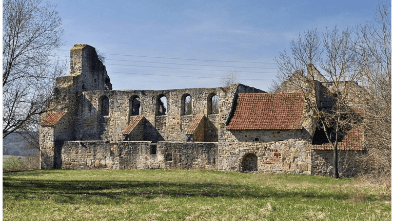 Die Ruine der Stiftskirche von Walbeck.