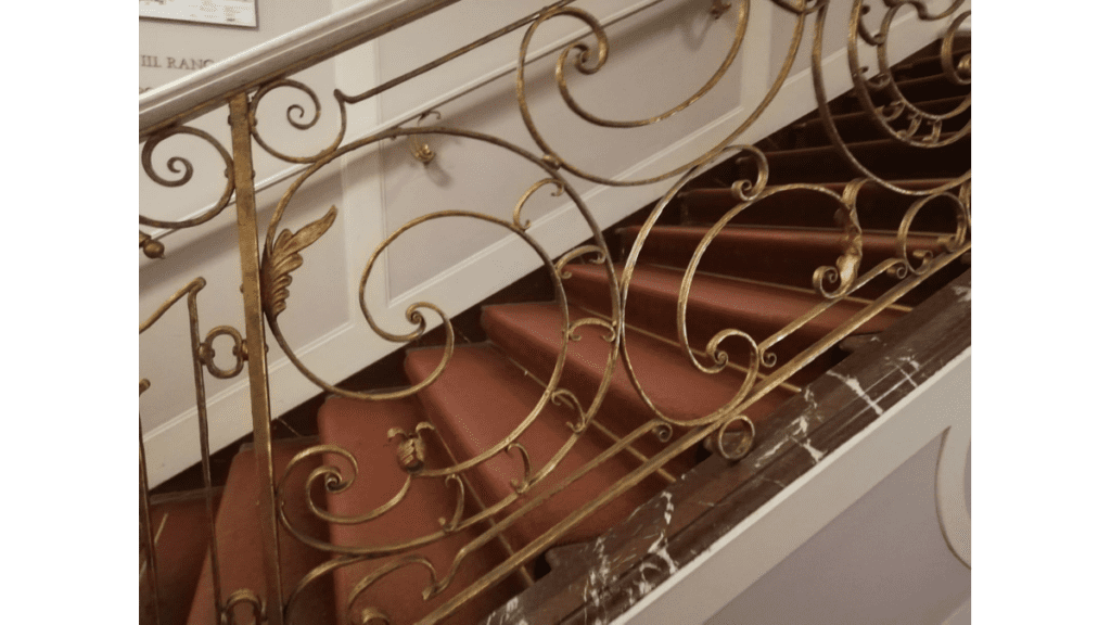Das kunstfertige Geländer der Treppe in der Staatsoper.