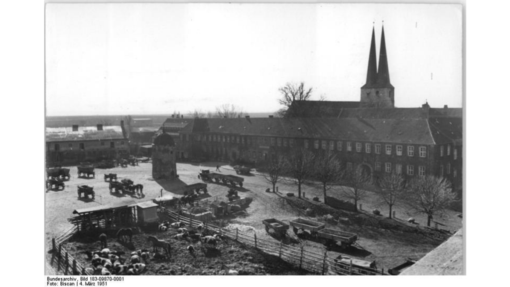 Das Gehöft des Klosters Hadmersleben auf einem Foto von 1951.