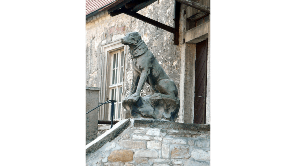 Ein Weimaraner aus Stein als Statue auf Schloss Neuenburg.