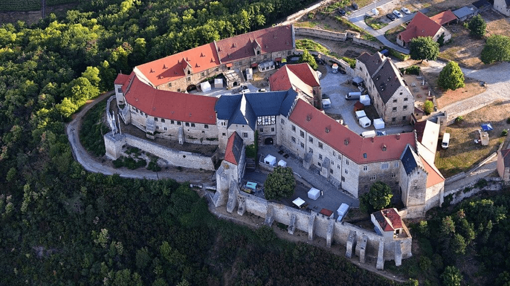 Eine Luftaufnahme von Schloss Neuenburg mit Blick über das Unstruttal.