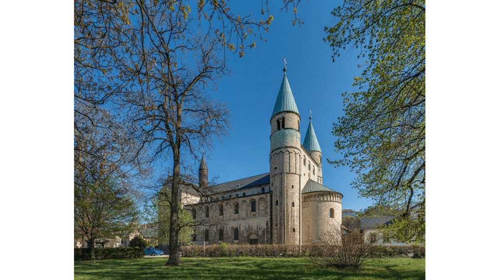 Die Westseite der Stiftskirche Gernrode.
