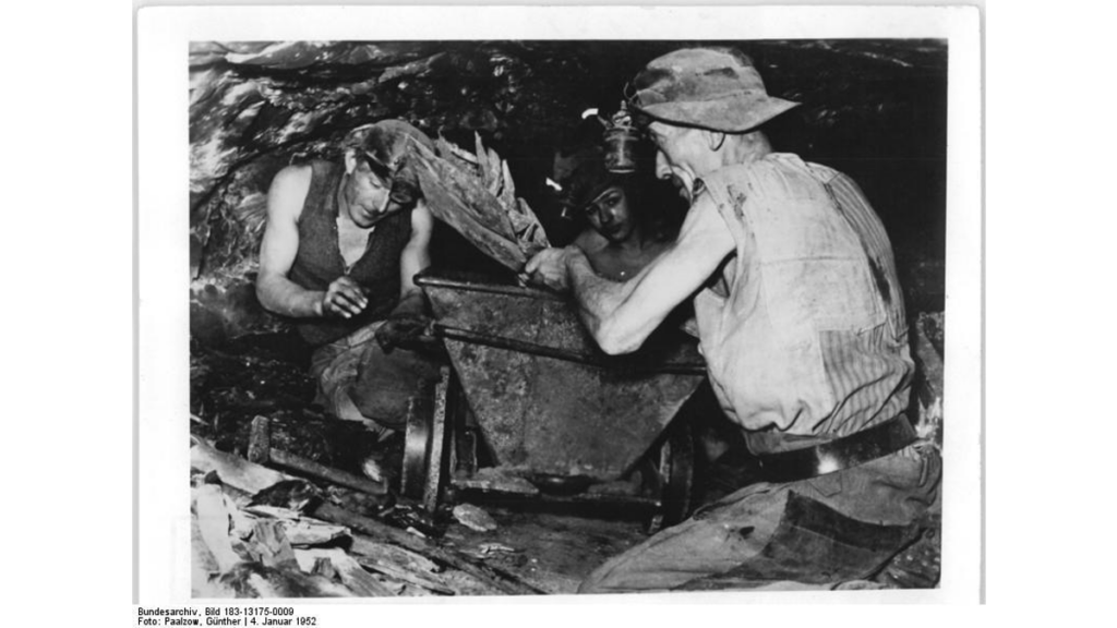 Bergarbeiter mit einer Lore auf einem Foto aus dem Jahr 1952.