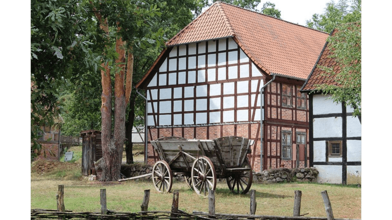 Das Hauptgebäude eines Vierseitenhofes im Freilichtmuseum Diesdorf.