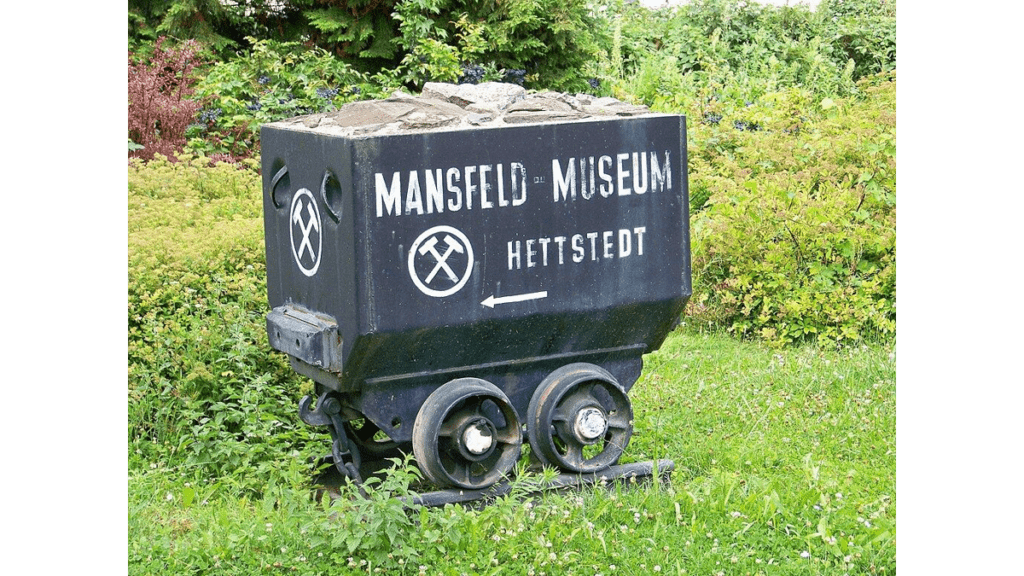 Eine Lore im Garten des Humboldt-Schlosses mit der Aufschrift Mansfeld-Museum Hettstedt.