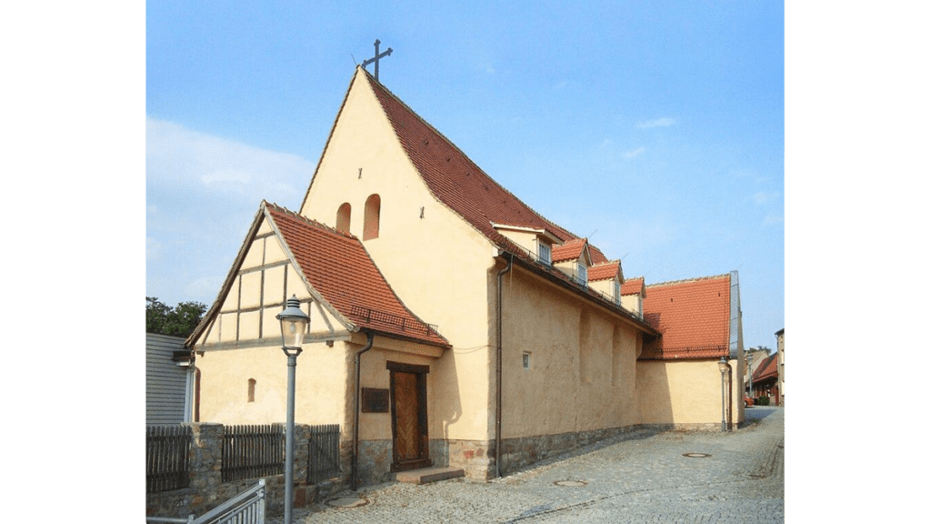 Die Kirche St. Gangolf in Hettstedt mit ihren gotischen Spitzbogenfenstern.