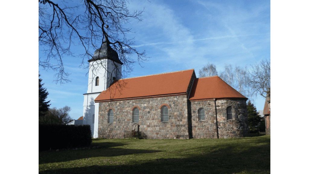 Die Dorfkirche von Bücknitz mit ihren aus Gletschergeröll gearbeiteten Felsblöcken ist eine der drei sehenswerten Kirchen rund um Ziesar.