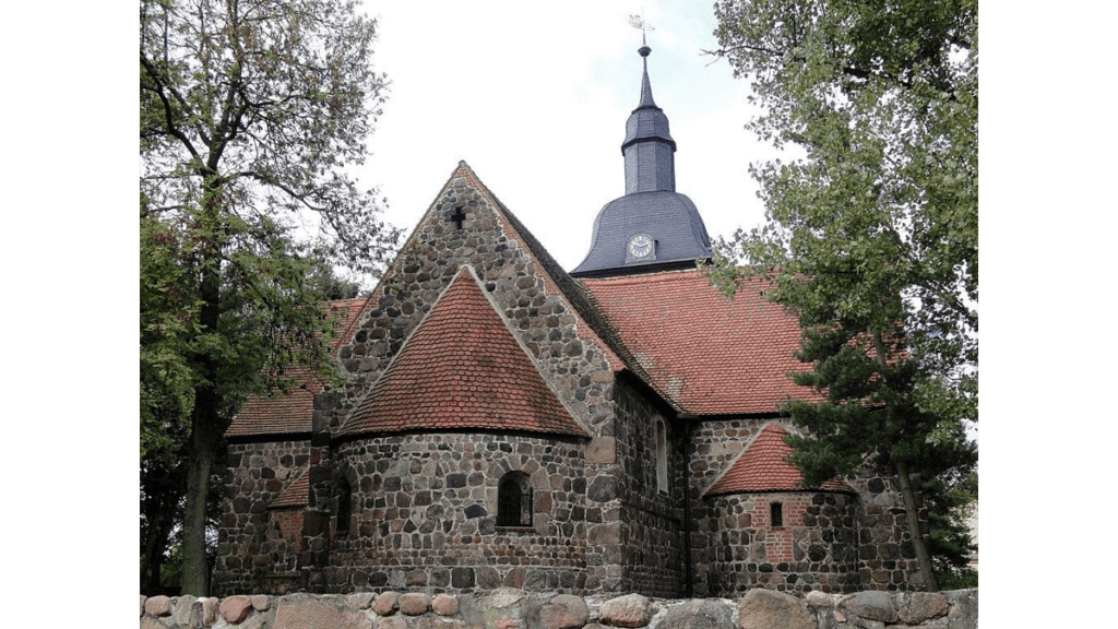 Die Feldsteinkirche in Wusterwitz stammt aus dem 13. Jahrhundert.