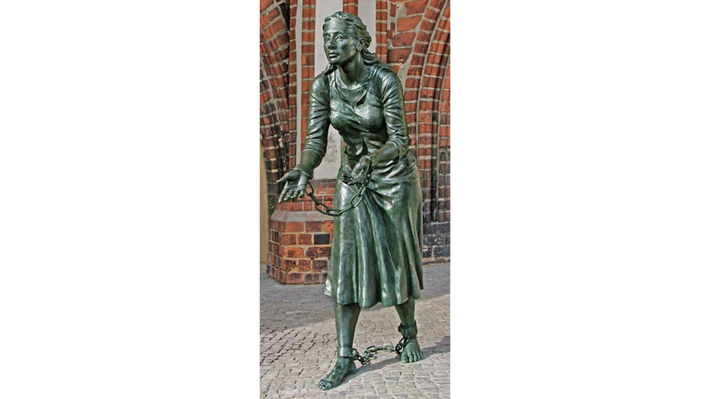 Bronzeskulptur zur Erinnerung an Margarete von Minden vor dem Rathaus von Tangermünde.
