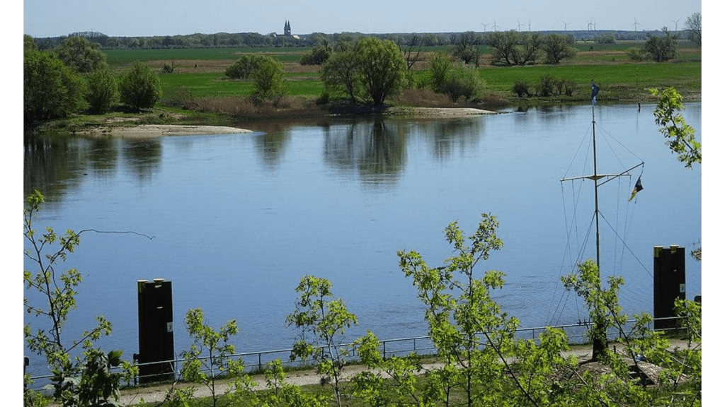Der Blick von Tangermünde auf das Kloster Jerichow an der Elbe.
