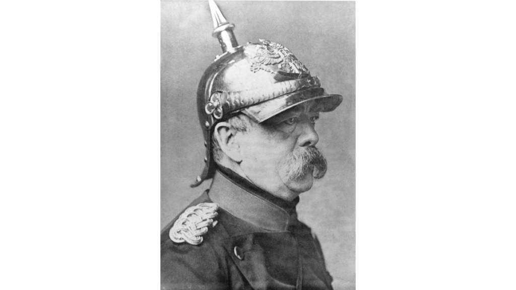 Eine Fotografie vom Reichskanzler Otto von Bismarck mit Pickelhaube.