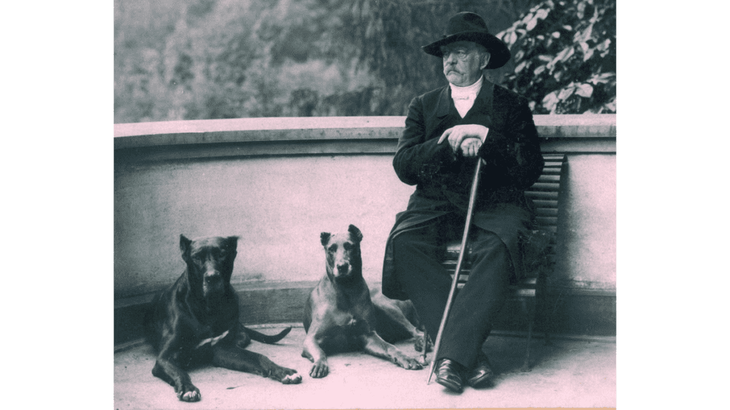 Ein Foto von Otto von Bismarck und seinen Reichshunden aus dem Jahr 1891.