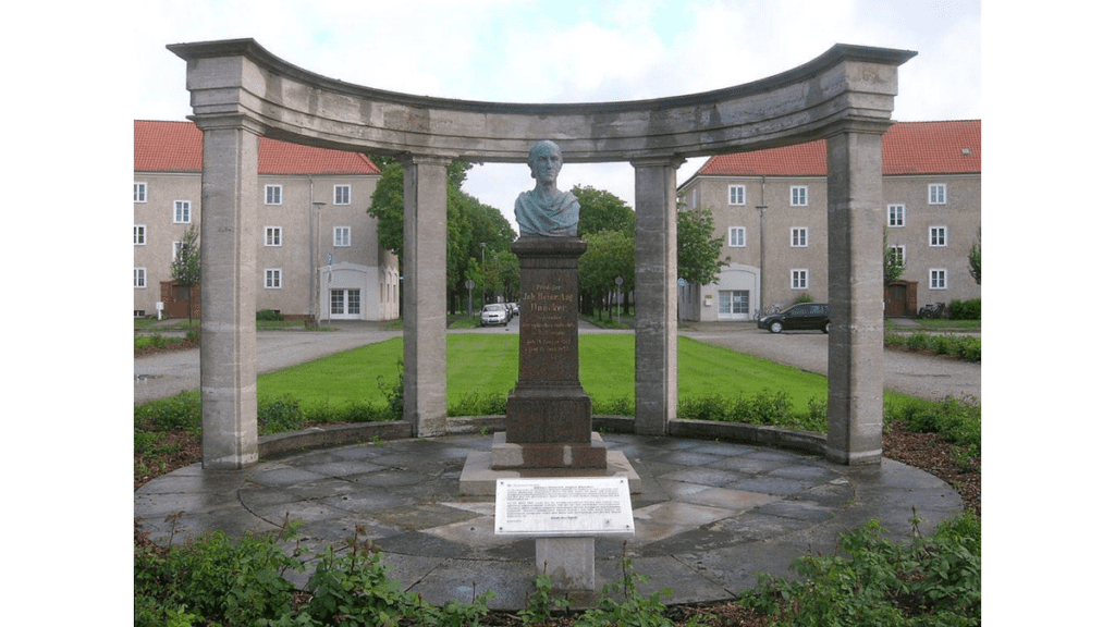 Ein Denkmal zu Ehren des Schöpfers der Deutschen Optischen Industrie, Johann Heinrich August von Duncker (1767-1843) in Rathenow.