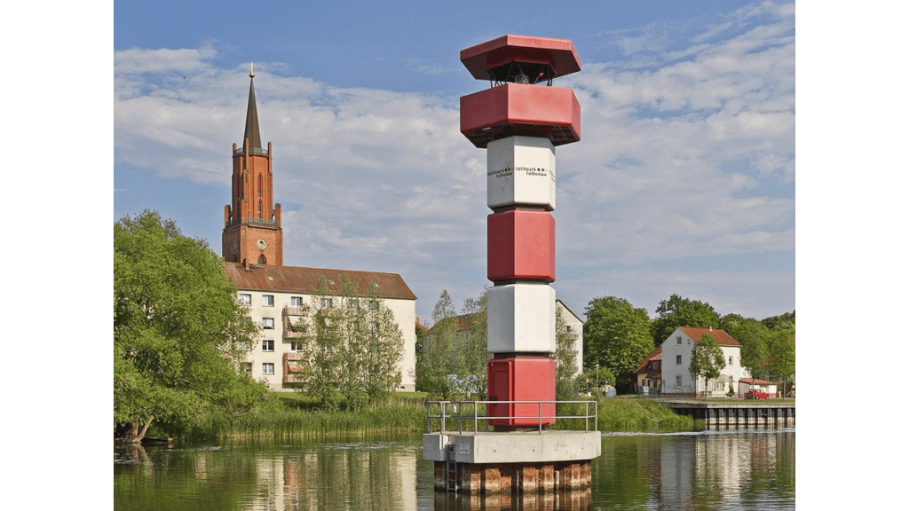 Der Leuchtfeuerturm in der Stadt der Optik in den Landesfarben von Brandenburg.