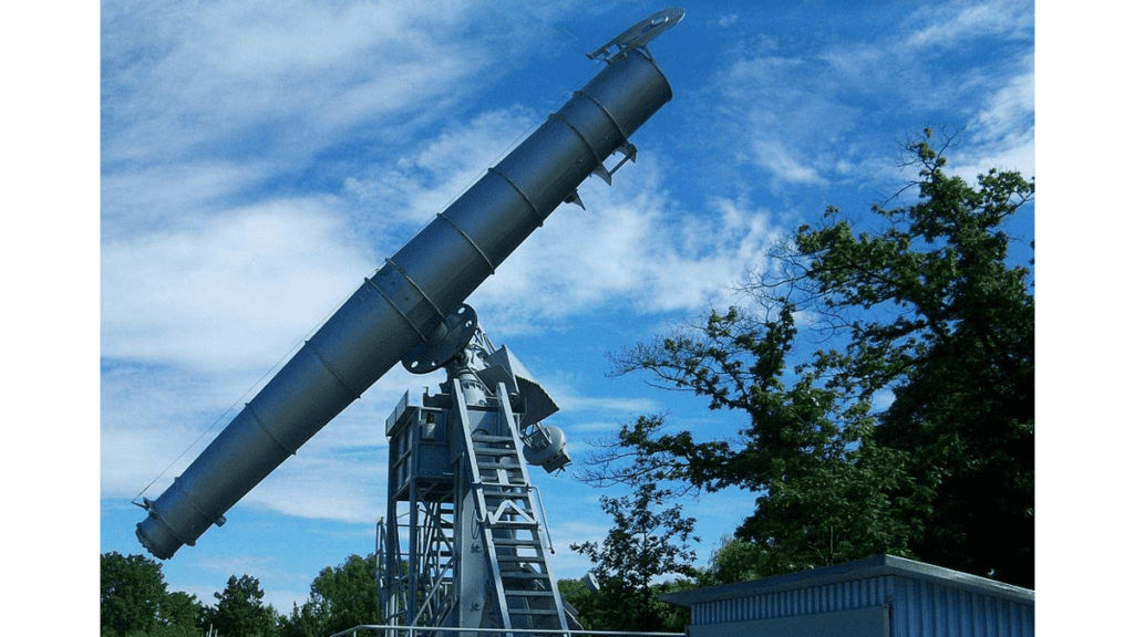Das Rathenower Teleskop befindet sich ebenfalls in der Stadt der Optik und wird nach seinem Erbauer auch Rolfscher Refraktor genannt.