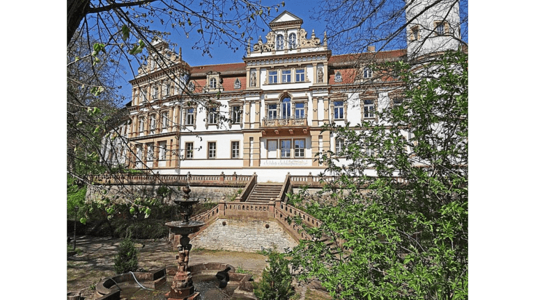 Eine große Freitreppe führt in den Garten von Schloss Schkopau.