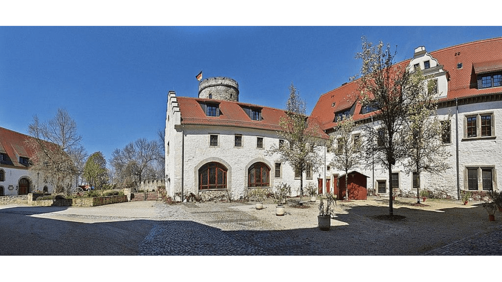 Der mit Kopfsteinpflaster gestaltete Innenhof des Schlosses.