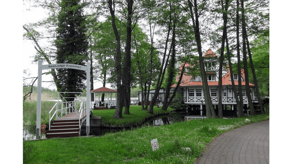 Die Seelodge Kremmen liegt etwa zwei Kilometer nördlich des Scheunenviertels.
