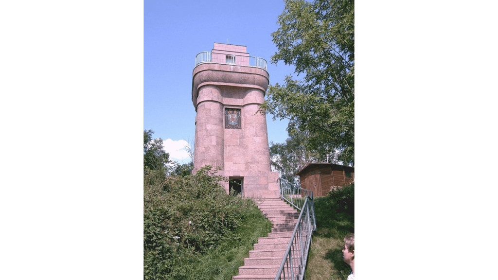Der Bismarckturm auf dem Petersberg bei Halle.
