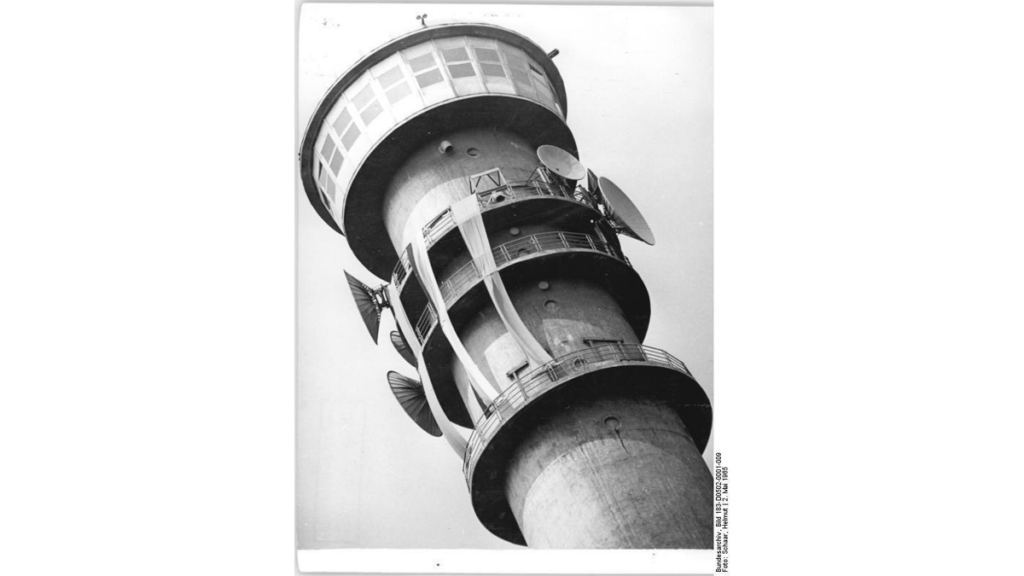 Der Fernmeldeturm auf dem Petersberg bei Halle kurz nach seiner Fertigstellung in den 60-er Jahren.