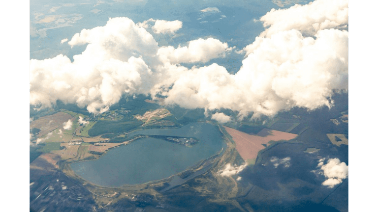 Ferropolis liegt auf einer Halbinsel im Gremminer See.