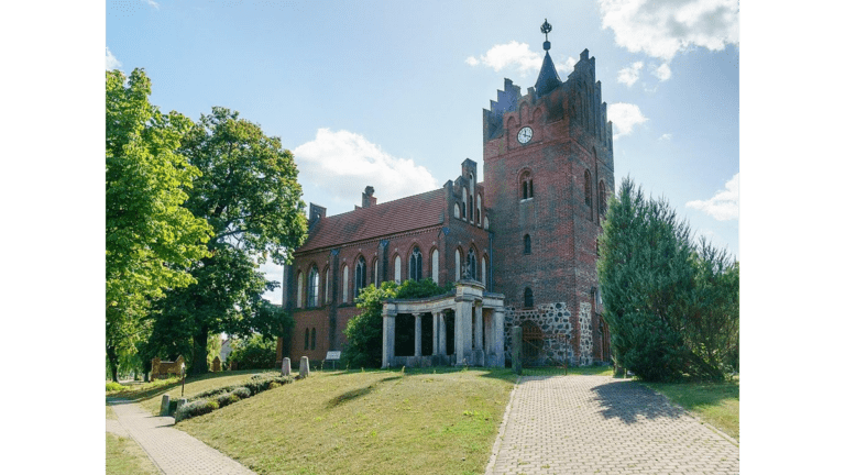 Die neogotische Dorfkirche von Linum.