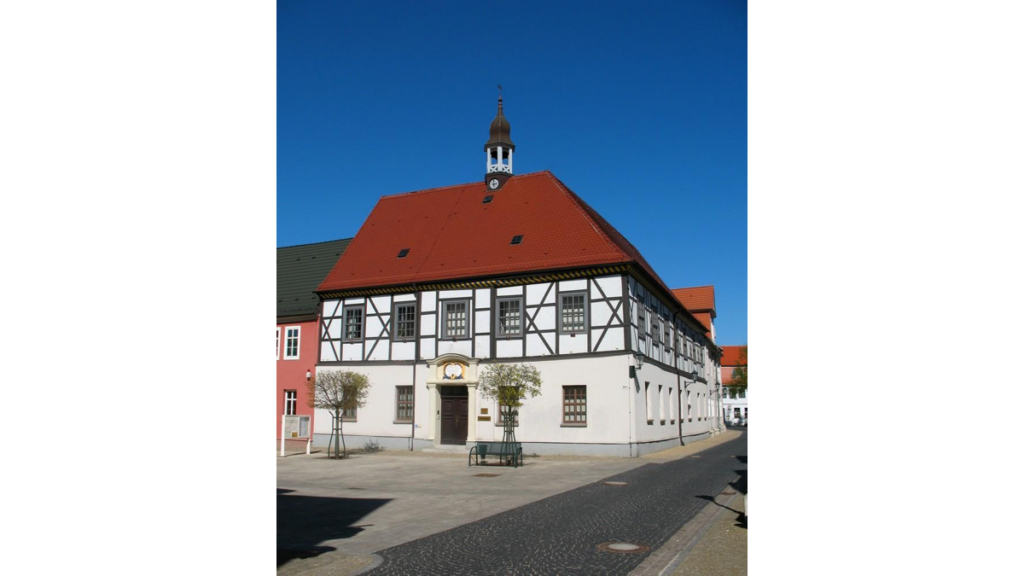 Das Rathaus von Gräfenhainichen mit Fachwerk.