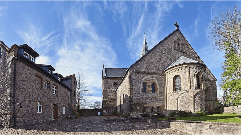 Das Kloster und die Stiftskirche Sankt Peter.