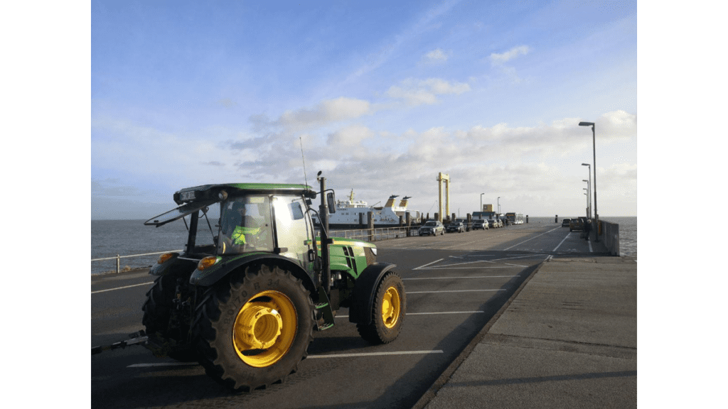 Ein Traktor wartet am Fähranleger am Alten Hafen in Pellworm.