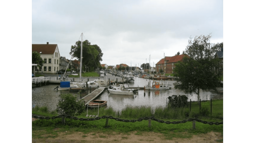 Der alte Hafen von Tönning mit Sport- und Touristenbooten.