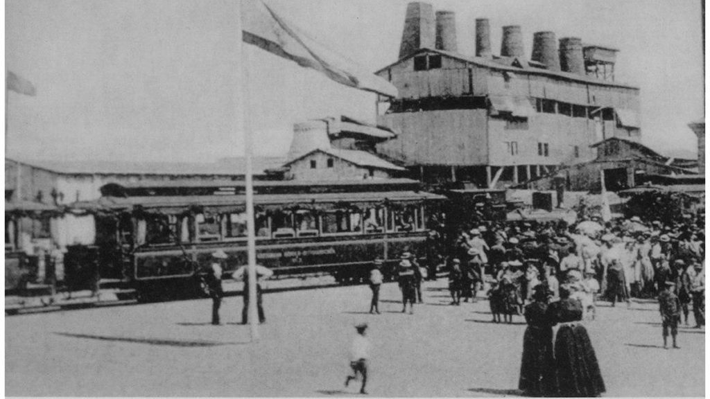 Ein historisches Foto der Eröffnung der Kreisbahn Norderdithmarschen im Jahr 1905.
