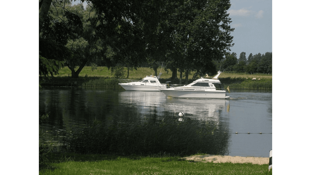 Zwei Sportboote auf der Eider.