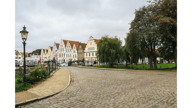 Die 400 Jahre alten Renaissancebauten am Marktplatz von Friedrichstadt.