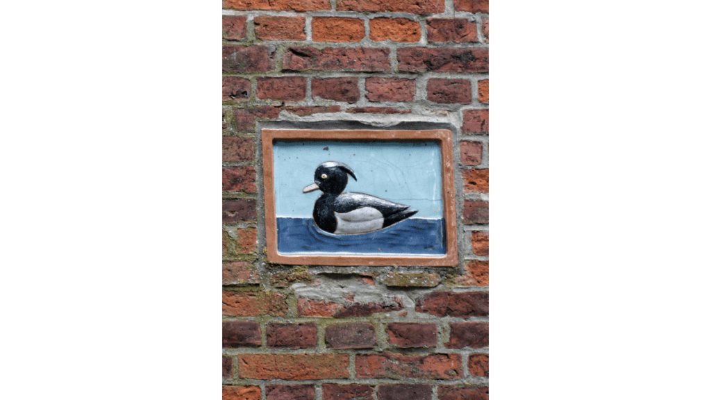 Die Hausmarke zeigt eine Ente mit schwarzem Gefieder.
