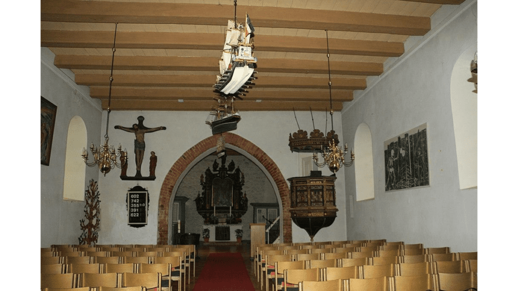 Der Innenraum der Sankt Marienkirche in Delve.