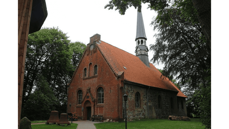 Die Sankt Marienkirche in Delve.