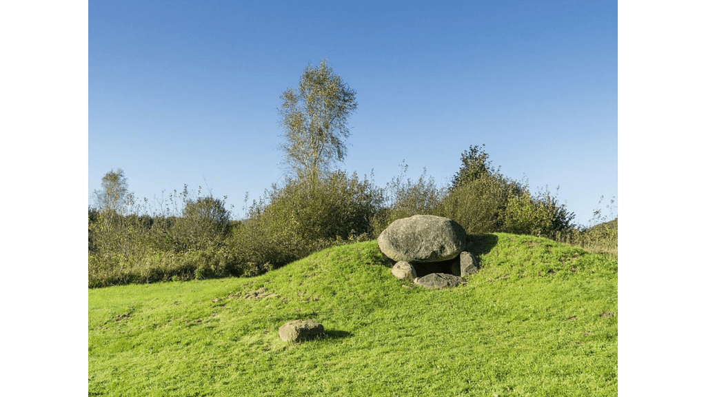 Das Megalithgrab von Fredstedt auf dem Gelände vom Steinzeitpark Dithmarschen.